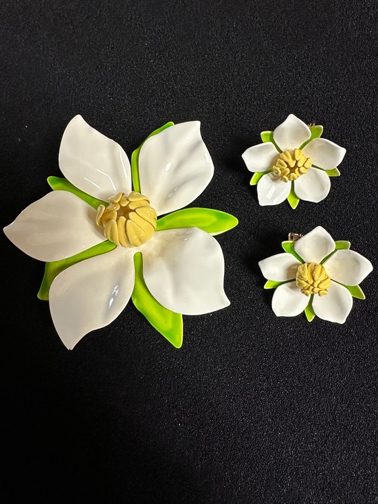Sarah Coventry Jewelry - Vintage 1960’s Sarah Coventry Polynesian Brooch and Clip-On Earrings Set